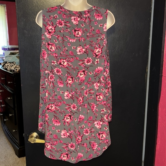 Torrid grey and pink floral hi low blouse sz 00. - Picture 8 of 15